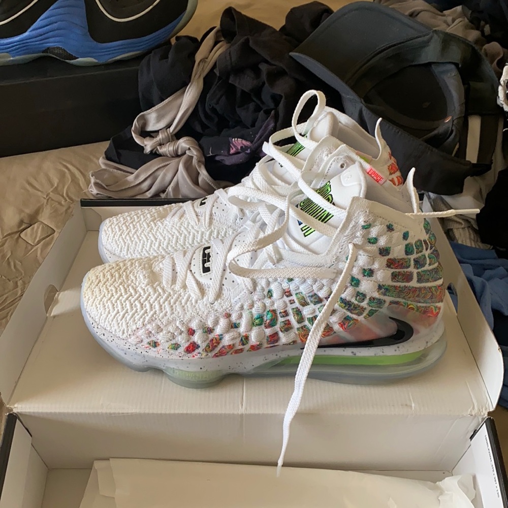 Lebron 17 command force